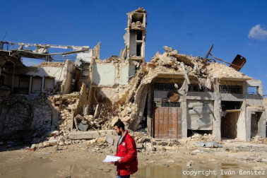 Entre escombros, año y medio después de que el ejército haya recuperado los barrios orientales de Alepo, la vida se asoma tímidamente. Aquí, durante cuatro años, cinco meses y tres días los combates segaron la vida de más de 30.000 personas. Muchos refugiados y desplazados vivían en las casas que ilustra este reportaje.