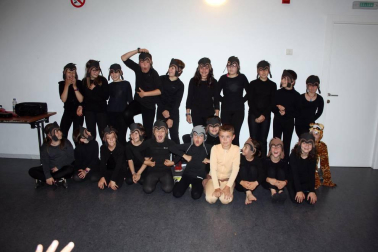El alumnado de la Escuela de Música de Aoiz presentó el sábado 9 de junio, en la casa de cultura local, el musical 'Tarzán'. Una manera perfecta de dar cierre al curso que permitió disfrutar, al mismo tiempo, a los jóvenes músicos sobre el escenario y a familiares y amigos desde el patio de butacas.