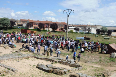 Los vecinos de Santacara viajan cada año en el tiempo, hasta al siglo I a.C., para rememorar el asentamiento romano de Cara, origen de la actual población. Además de ofrecer visitas guiadas a los restos arqueológicos, se rinde honores a este pasado con mercado romano, reparto de alimentum y vinum o demostraciones de oficios antiguos.