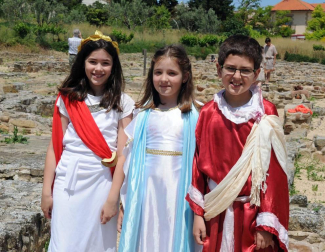 Los vecinos de Santacara viajan cada año en el tiempo, hasta al siglo I a.C., para rememorar el asentamiento romano de Cara, origen de la actual población. Además de ofrecer visitas guiadas a los restos arqueológicos, se rinde honores a este pasado con mercado romano, reparto de alimentum y vinum o demostraciones de oficios antiguos.
