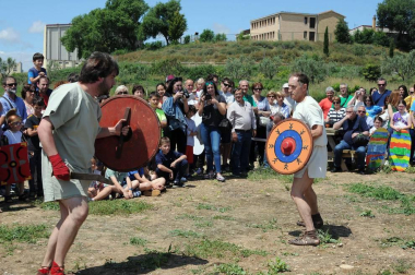 Los vecinos de Santacara viajan cada año en el tiempo, hasta al siglo I a.C., para rememorar el asentamiento romano de Cara, origen de la actual población. Además de ofrecer visitas guiadas a los restos arqueológicos, se rinde honores a este pasado con mercado romano, reparto de alimentum y vinum o demostraciones de oficios antiguos.