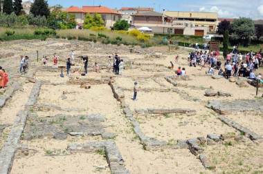 Los vecinos de Santacara viajan cada año en el tiempo, hasta al siglo I a.C., para rememorar el asentamiento romano de Cara, origen de la actual población. Además de ofrecer visitas guiadas a los restos arqueológicos, se rinde honores a este pasado con mercado romano, reparto de alimentum y vinum o demostraciones de oficios antiguos.