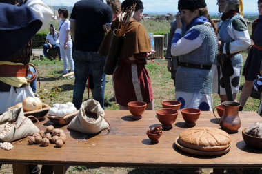 Los vecinos de Santacara viajan cada año en el tiempo, hasta al siglo I a.C., para rememorar el asentamiento romano de Cara, origen de la actual población. Además de ofrecer visitas guiadas a los restos arqueológicos, se rinde honores a este pasado con mercado romano, reparto de alimentum y vinum o demostraciones de oficios antiguos.