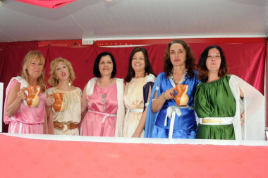 Los vecinos de Santacara viajan cada año en el tiempo, hasta al siglo I a.C., para rememorar el asentamiento romano de Cara, origen de la actual población. Además de ofrecer visitas guiadas a los restos arqueológicos, se rinde honores a este pasado con mercado romano, reparto de alimentum y vinum o demostraciones de oficios antiguos.