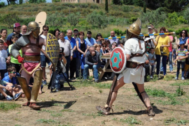 Los vecinos de Santacara viajan cada año en el tiempo, hasta al siglo I a.C., para rememorar el asentamiento romano de Cara, origen de la actual población. Además de ofrecer visitas guiadas a los restos arqueológicos, se rinde honores a este pasado con mercado romano, reparto de alimentum y vinum o demostraciones de oficios antiguos.