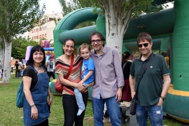 El barrio de la Azucarera celebró sus fiestas con la vista puesta en el parte meteorológico. Si bien la lluvia estropeó el inicio festivo el viernes y el final del sábado, los vecinos aprovecharon los ratos de buen tiempo para salir a la calle y disfrutar al máximo de las actividades programadas, como los hinchables 'con palomitas' de la mañana del 9 de junio.