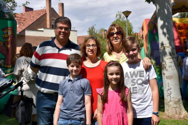 El barrio de la Azucarera celebró sus fiestas con la vista puesta en el parte meteorológico. Si bien la lluvia estropeó el inicio festivo el viernes y el final del sábado, los vecinos aprovecharon los ratos de buen tiempo para salir a la calle y disfrutar al máximo de las actividades programadas, como los hinchables 'con palomitas' de la mañana del 9 de junio.