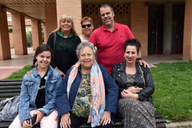 El barrio de la Azucarera celebró sus fiestas con la vista puesta en el parte meteorológico. Si bien la lluvia estropeó el inicio festivo el viernes y el final del sábado, los vecinos aprovecharon los ratos de buen tiempo para salir a la calle y disfrutar al máximo de las actividades programadas, como los hinchables 'con palomitas' de la mañana del 9 de junio.