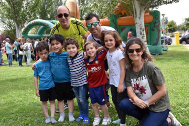 El barrio de la Azucarera celebró sus fiestas con la vista puesta en el parte meteorológico. Si bien la lluvia estropeó el inicio festivo el viernes y el final del sábado, los vecinos aprovecharon los ratos de buen tiempo para salir a la calle y disfrutar al máximo de las actividades programadas, como los hinchables 'con palomitas' de la mañana del 9 de junio.