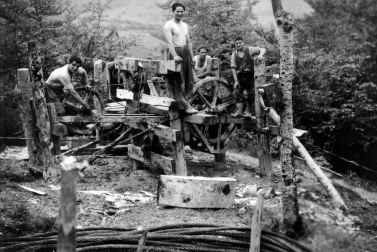 Arrastrados por machos o bueyes, suspendidos en un sistema de cables y por el río Irati, el traslado de troncos nutrió el aserradero de Ekai entre 1920 y 1958. Los barranqueadores reconducían la madera por el río. La red de cables forestales se extendió, al menos, a 126 puntos en Navarra