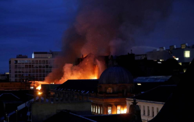 Arde la Escuela de Arte de Glasgow, emblema de la arquitectura escocesa