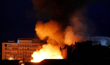 Arde la Escuela de Arte de Glasgow, emblema de la arquitectura escocesa