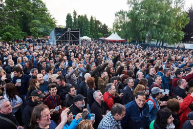 Público asistente a la actuación del grupo dentro del ciclo Ciudadela Tierra de Rock.