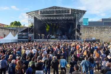 Público asistente a la actuación del grupo dentro del ciclo Ciudadela Tierra de Rock.