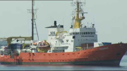 Desembarcan los primeros inmigrantes del Aquarius