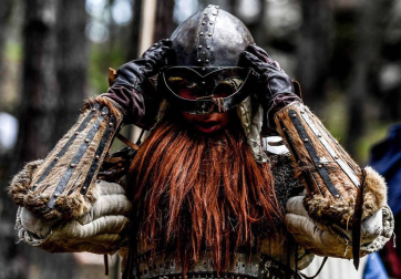 Más de mil personas disfrazadas de elfos, enanos, orcos y huargos, todos ellos personajes de 'El hobbit', recrearon este sábado en la localidad checa de Doksy