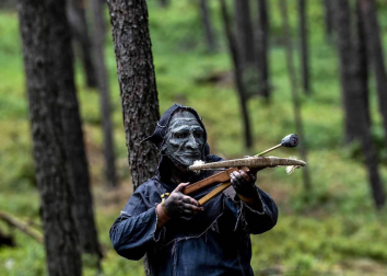 Más de mil personas disfrazadas de elfos, enanos, orcos y huargos, todos ellos personajes de 'El hobbit', recrearon este sábado en la localidad checa de Doksy