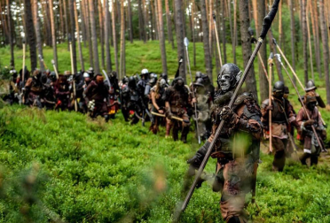Más de mil personas disfrazadas de elfos, enanos, orcos y huargos, todos ellos personajes de 'El hobbit', recrearon este sábado en la localidad checa de Doksy