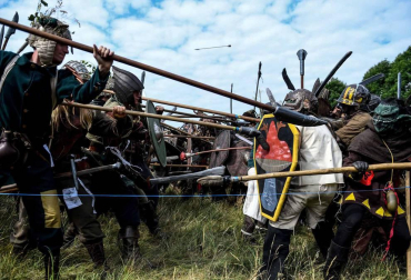 Más de mil personas disfrazadas de elfos, enanos, orcos y huargos, todos ellos personajes de 'El hobbit', recrearon este sábado en la localidad checa de Doksy