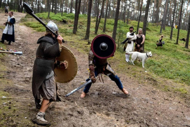 Más de mil personas disfrazadas de elfos, enanos, orcos y huargos, todos ellos personajes de 'El hobbit', recrearon este sábado en la localidad checa de Doksy