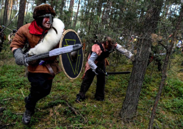 Más de mil personas disfrazadas de elfos, enanos, orcos y huargos, todos ellos personajes de 'El hobbit', recrearon este sábado en la localidad checa de Doksy