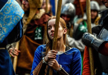 Más de mil personas disfrazadas de elfos, enanos, orcos y huargos, todos ellos personajes de 'El hobbit', recrearon este sábado en la localidad checa de Doksy