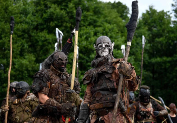 Más de mil personas disfrazadas de elfos, enanos, orcos y huargos, todos ellos personajes de 'El hobbit', recrearon este sábado en la localidad checa de Doksy