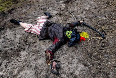 Más de mil personas disfrazadas de elfos, enanos, orcos y huargos, todos ellos personajes de 'El hobbit', recrearon este sábado en la localidad checa de Doksy