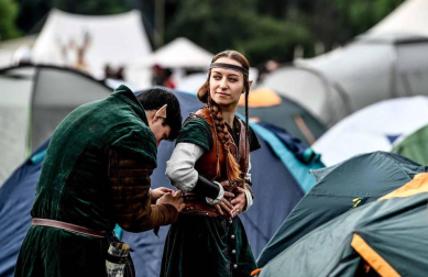 Más de mil personas disfrazadas de elfos, enanos, orcos y huargos, todos ellos personajes de 'El hobbit', recrearon este sábado en la localidad checa de Doksy