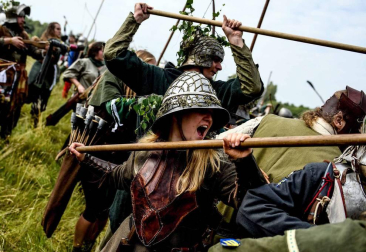 Más de mil personas disfrazadas de elfos, enanos, orcos y huargos, todos ellos personajes de 'El hobbit', recrearon este sábado en la localidad checa de Doksy