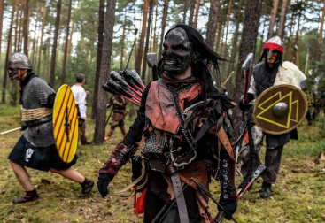 Más de mil personas disfrazadas de elfos, enanos, orcos y huargos, todos ellos personajes de 'El hobbit', recrearon este sábado en la localidad checa de Doksy
