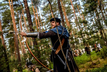 Más de mil personas disfrazadas de elfos, enanos, orcos y huargos, todos ellos personajes de 'El hobbit', recrearon este sábado en la localidad checa de Doksy