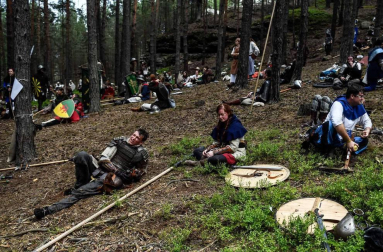 Más de mil personas disfrazadas de elfos, enanos, orcos y huargos, todos ellos personajes de 'El hobbit', recrearon este sábado en la localidad checa de Doksy