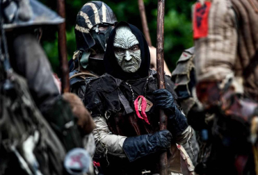 Más de mil personas disfrazadas de elfos, enanos, orcos y huargos, todos ellos personajes de 'El hobbit', recrearon este sábado en la localidad checa de Doksy