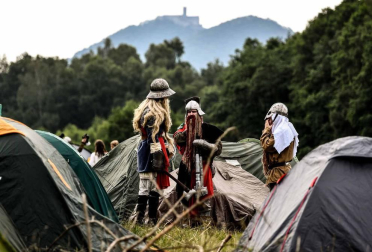 Más de mil personas disfrazadas de elfos, enanos, orcos y huargos, todos ellos personajes de 'El hobbit', recrearon este sábado en la localidad checa de Doksy