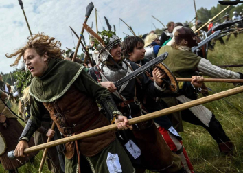 Más de mil personas disfrazadas de elfos, enanos, orcos y huargos, todos ellos personajes de 'El hobbit', recrearon este sábado en la localidad checa de Doksy