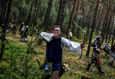 Más de mil personas disfrazadas de elfos, enanos, orcos y huargos, todos ellos personajes de 'El hobbit', recrearon este sábado en la localidad checa de Doksy
