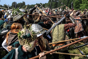 Más de mil personas disfrazadas de elfos, enanos, orcos y huargos, todos ellos personajes de 'El hobbit', recrearon este sábado en la localidad checa de Doksy