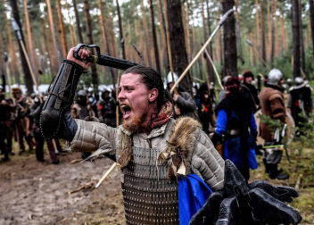 Más de mil personas disfrazadas de elfos, enanos, orcos y huargos, todos ellos personajes de 'El hobbit', recrearon este sábado en la localidad checa de Doksy