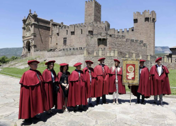 El Castillo de Javier fue testigo de cómo la Cofradía del Vino de Navarra acogió este domingo a sus nuevos integrantes