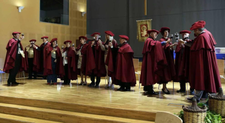 El Castillo de Javier fue testigo de cómo la Cofradía del Vino de Navarra acogió este domingo a sus nuevos integrantes