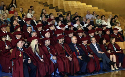 El Castillo de Javier fue testigo de cómo la Cofradía del Vino de Navarra acogió este domingo a sus nuevos integrantes