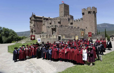 El Castillo de Javier fue testigo de cómo la Cofradía del Vino de Navarra acogió este domingo a sus nuevos integrantes
