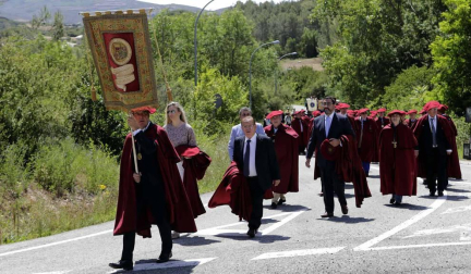 El Castillo de Javier fue testigo de cómo la Cofradía del Vino de Navarra acogió este domingo a sus nuevos integrantes