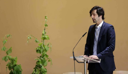 El Castillo de Javier fue testigo de cómo la Cofradía del Vino de Navarra acogió este domingo a sus nuevos integrantes