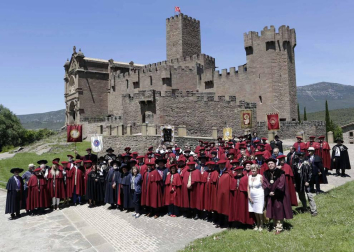El Castillo de Javier fue testigo de cómo la Cofradía del Vino de Navarra acogió este domingo a sus nuevos integrantes