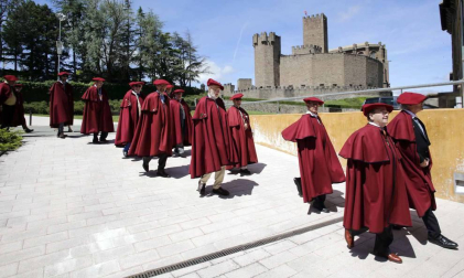 El Castillo de Javier fue testigo de cómo la Cofradía del Vino de Navarra acogió este domingo a sus nuevos integrantes