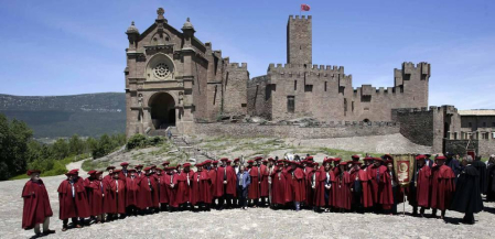 El Castillo de Javier fue testigo de cómo la Cofradía del Vino de Navarra acogió este domingo a sus nuevos integrantes
