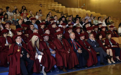 El Castillo de Javier fue testigo de cómo la Cofradía del Vino de Navarra acogió este domingo a sus nuevos integrantes