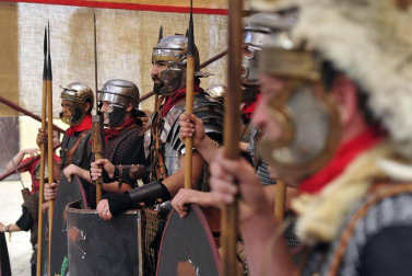 El Festival Romano de Andelo de Mendigorría alcanzó este año su XVII edición, una cita cultural y artística en la que se pudo disfrutar de la esencia del mundo romano con actuaciones teatrales y representaciones del ejército a pie de calle